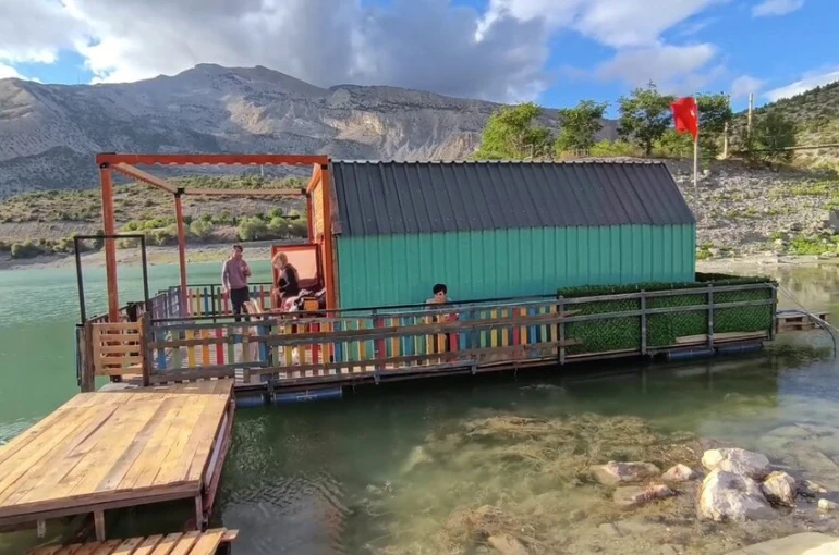 Tortum Gölü üzerinde yüzen ev ilgi odağı oldu