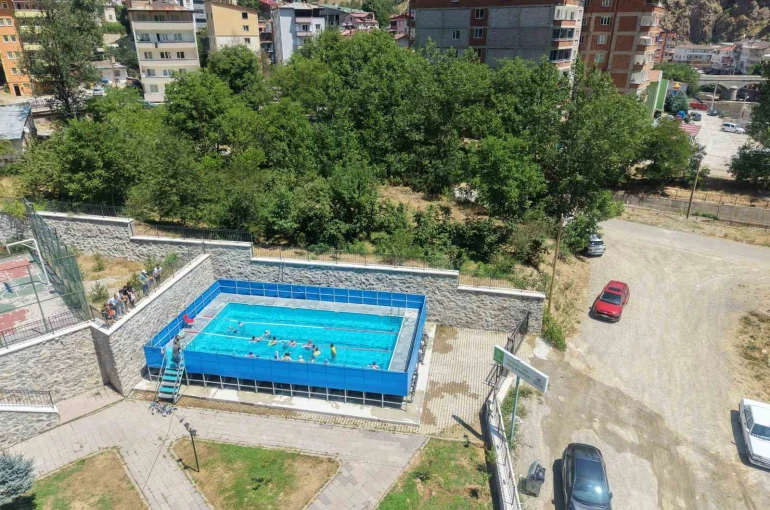 Torul ilçesinde portatif havuzda yüzme eğitimi