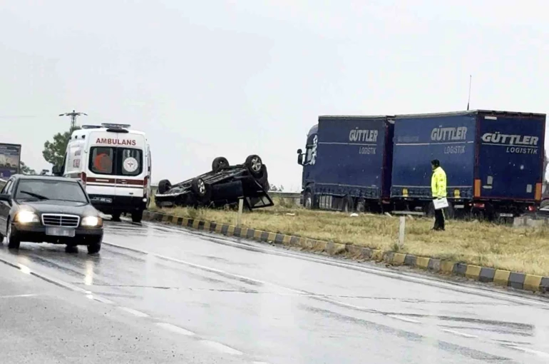 Tosya’da otomobil takla attı: 2 yaralı