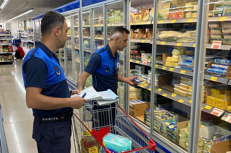Tosya’da zabıta ekipleri maketleri denetledi
