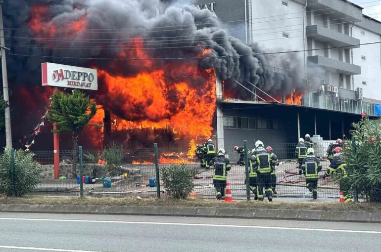 Trabzon’da AVM’deki yangın yeniden alevlendi
