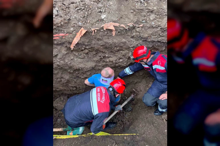 Trabzon’da belden aşağısı toprak altında kalan işçiyi itfaiye ekipleri kurtardı