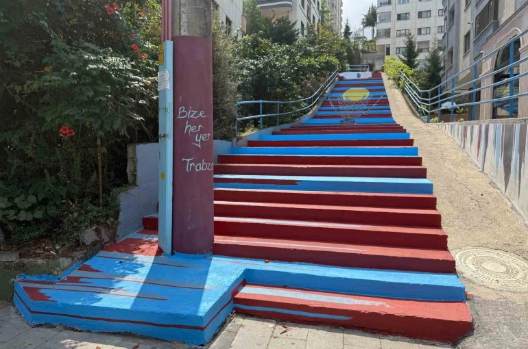 Trabzon’da kaldırımlar bordo maviye boyanıyor