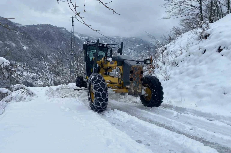 Trabzon’da kar yağışı nedeniyle kapanan mahalle yolları ulaşıma açılıyor