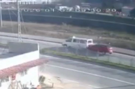 Trabzon’da yolcu indiren dolmuşa arkadan gelen otomobil çarptı: 3 yaralı