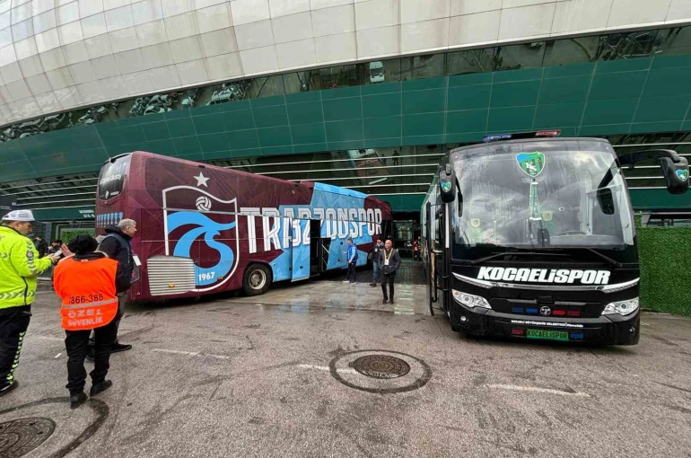 Trabzonspor ve Kocaelispor, stadyuma giriş yaptı
