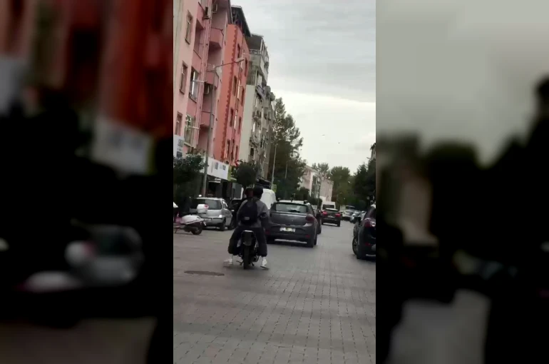 Trafiği tehlikeye atan motor sürücüsü ve yolcusuna ceza 