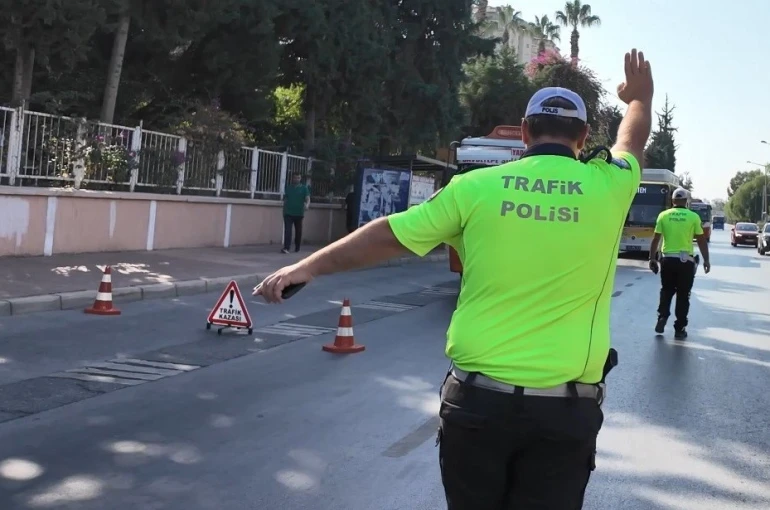 Trafik güvenliğini tehlikeye düşüren sürücüye 141 bin TL ceza kesildi