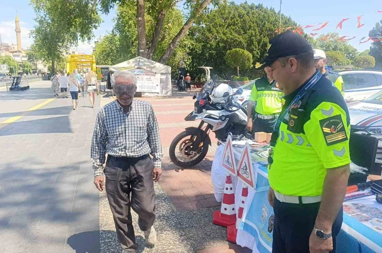 Trafik Haftası etkinliklerinde kurallara uyan 3 sürücüye plaket verildi