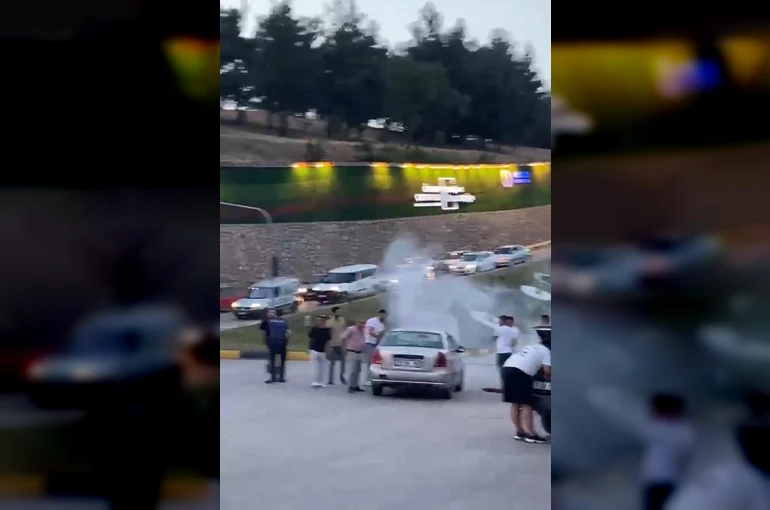 Trafik ışıklarında bekleyen otomobilden dumanlar yükseldi