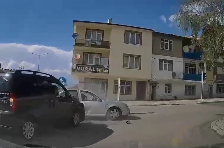 Trafik kazası anbean araç kamerasında