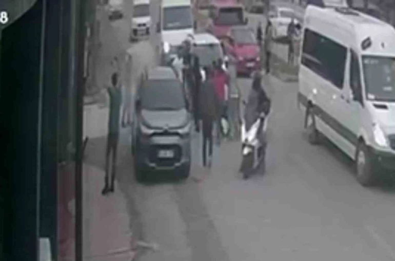 Trafik kazası sonrası çıkan kavgaya tazyikli su müdahalesi