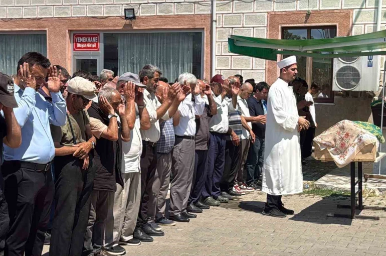 Trafik kazasında hayatını kaybeden çift son yolculuğuna uğurlandı 