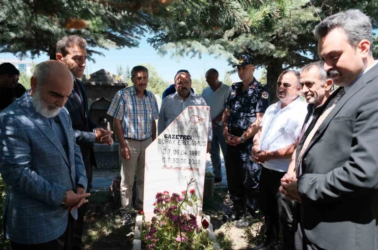 Trafik kazasında hayatını kaybeden genç gazeteci mezarı başında anıldı