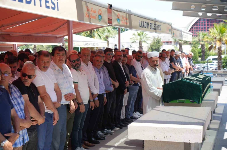 Trafik kazasında hayatını kaybeden genç motosikletçi, son yolculuğuna uğurlandı
