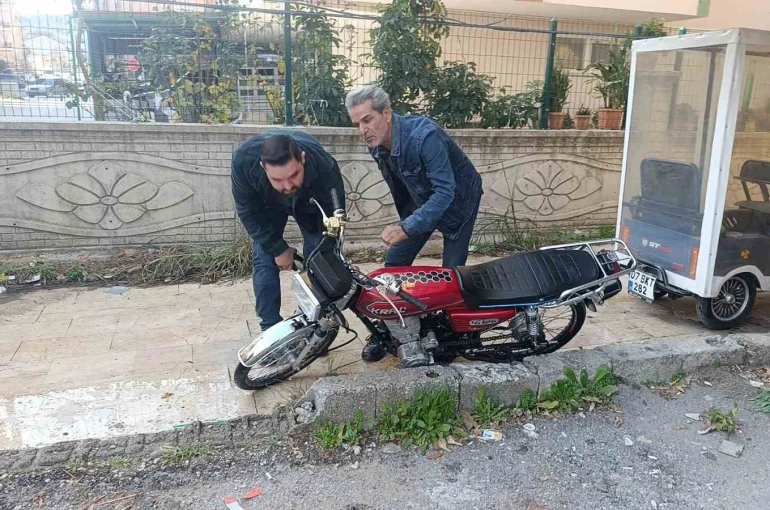 Trafik polisini görünce motosikleti bırakıp kaçtı