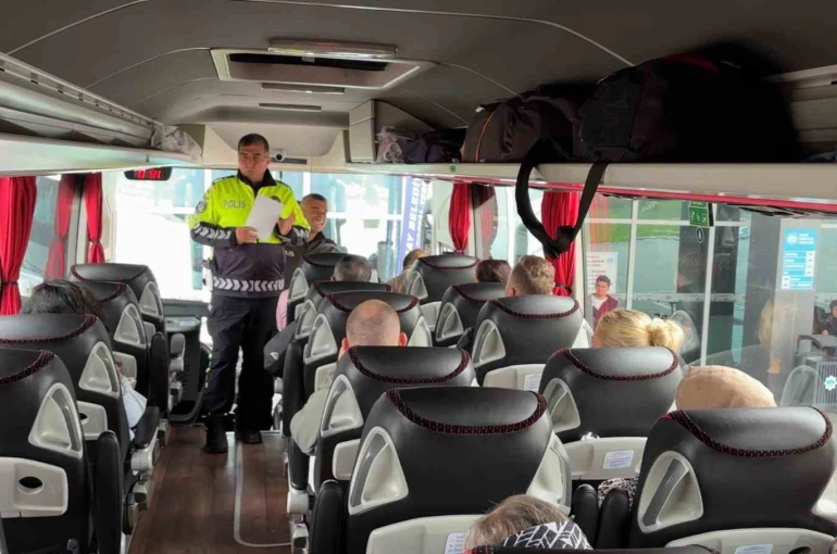 Trafik polisleri otogarda sürücü ve yolcuları uyarıyor
