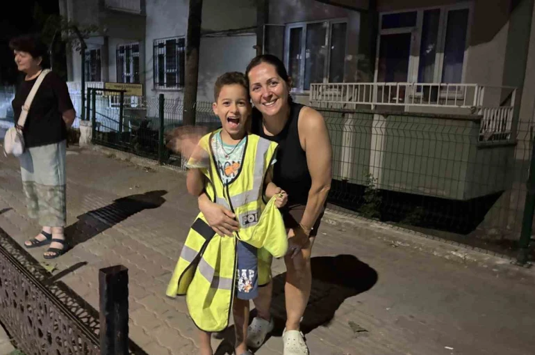 Trafik polislerinden işitme engelli kardeşlere yürek ısıtan sürpriz