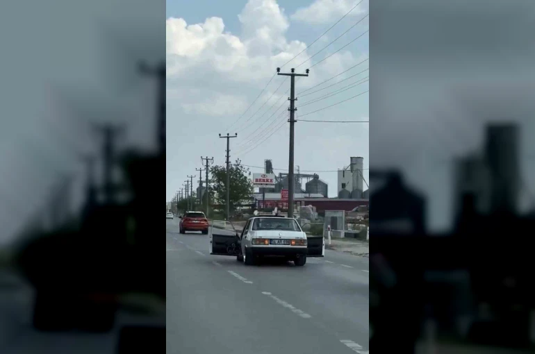 Trafikte akıl almaz anlar: Son ses müzikle kapıları açık vaziyette seyretti