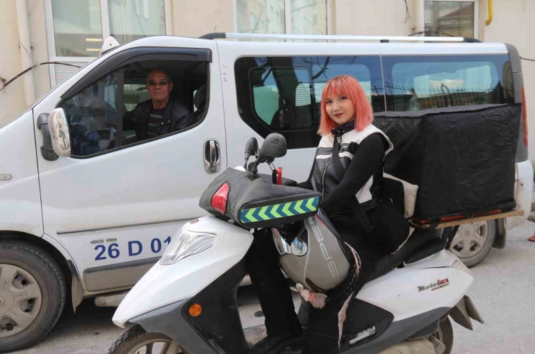 Trafikte karşılaştığı kadın kuryede sanki kaybettiği kızını gördü