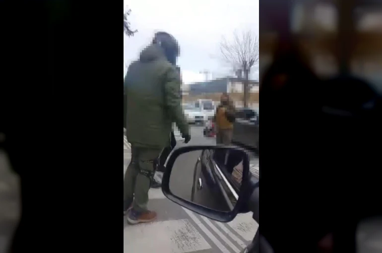 Trafikte silah çeken şüpheli kıskıvrak yakalandı