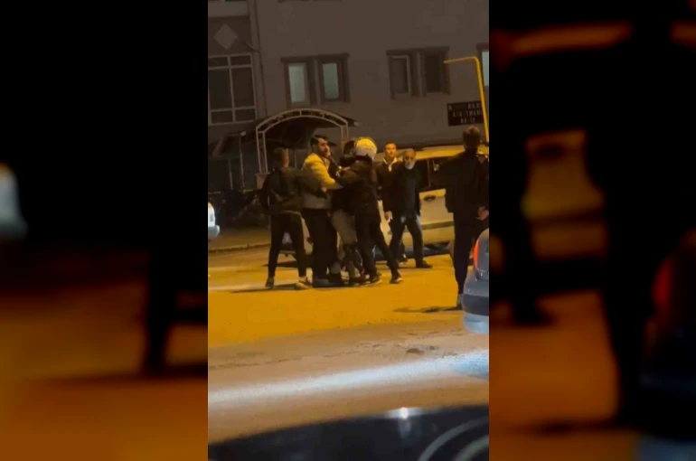 Trafikte tekmeli yumruklu kavga kamerada