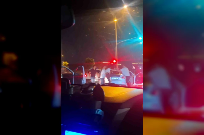 Trafikte yaşanan tekmeli, yumruklu kavgayı ayırmaya çalışan kadının zor anları kamerada