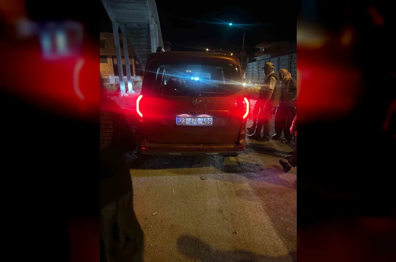 Traktör ile hafif ticari araç çarpıştı: 1 yaralı
