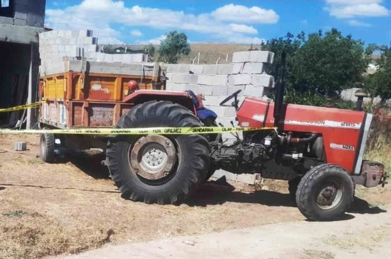 Traktör römorkundan düşen adam hayatını kaybetti