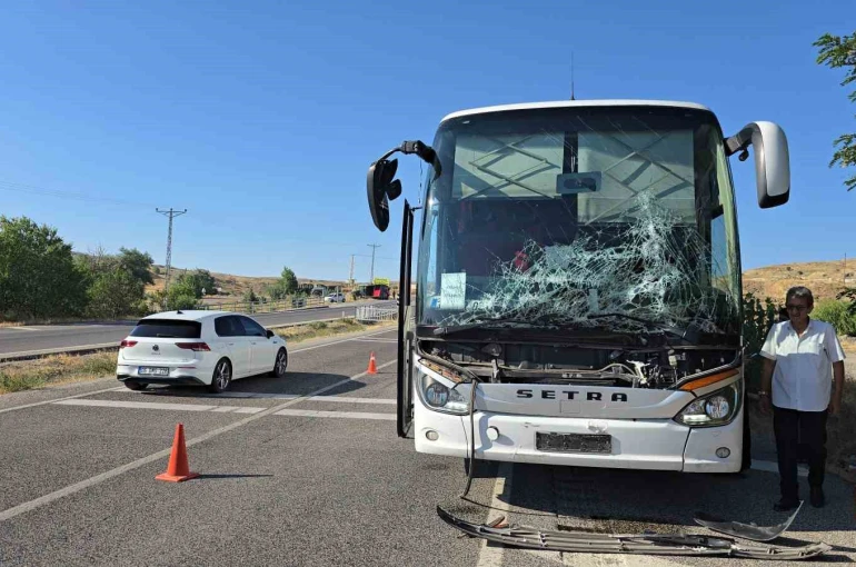 Traktör ve otobüs çarpıştı, kaza ucuz atlatıldı
