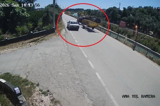 Traktörün altında kalmaktan saniyelerle kurtuldular, kazaya sebep olan sürücü kaçtı
