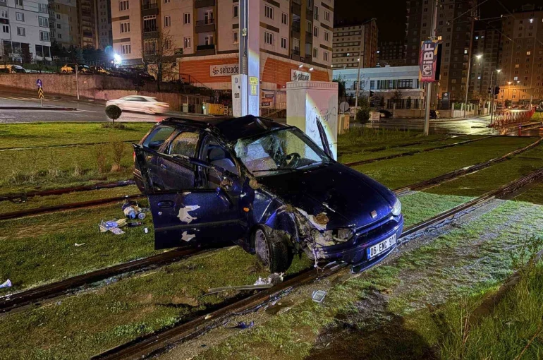 Tramvay yoluna giren otomobil direğe çarparak durabildi: 1 yaralı