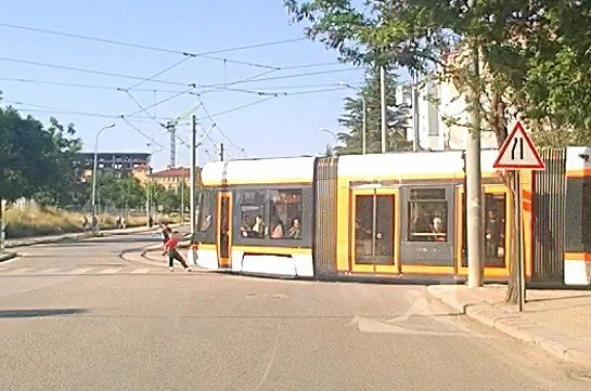 Tramvaydan tutunarak paten kayan çocukların tehlikeli yolculuğu
