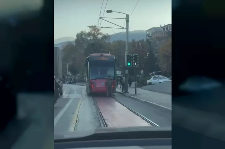 Tramvayın arkasına tutunarak yolculuk eden çocuk yürekleri ağıza getirdi