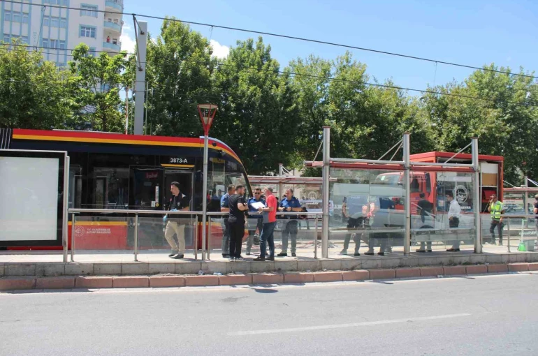 Tramvayın çarptığı genç kadın ağır yaralandı