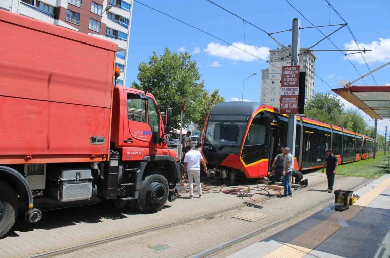 Tramvayın çarptığı genç kadın hayatını kaybetti 