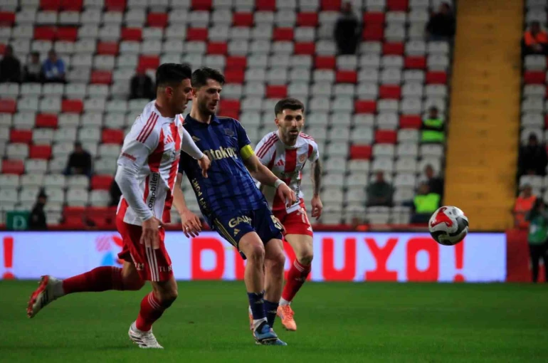 Trendyol Süper Lig: Antalyaspor: 1 - Fenerbahçe: 0 (İlk yarı)