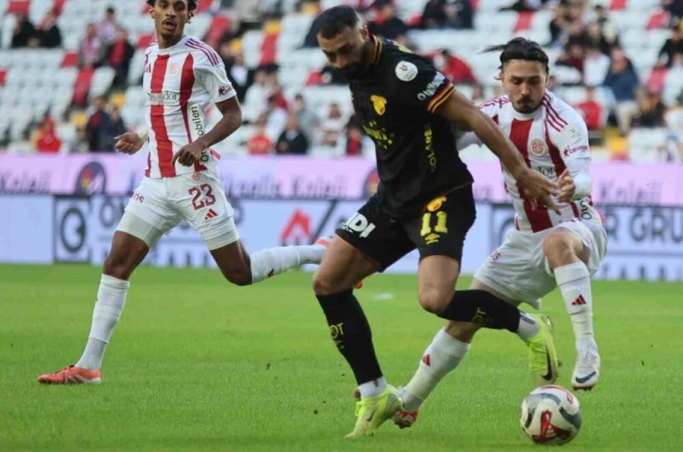 Trendyol Süper Lig: Antalyaspor: 1 - Göztepe: 0 (İlk yarı)