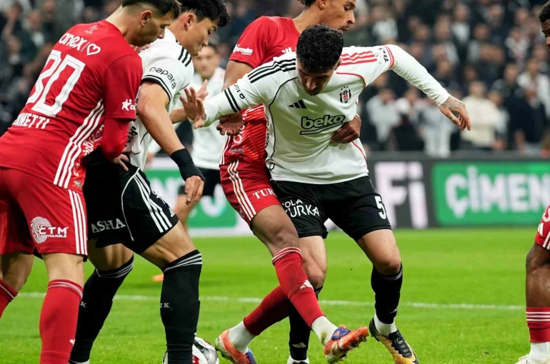 Trendyol Süper Lig: Beşiktaş: 3 - Antalyaspor: 1 (İlk yarı)