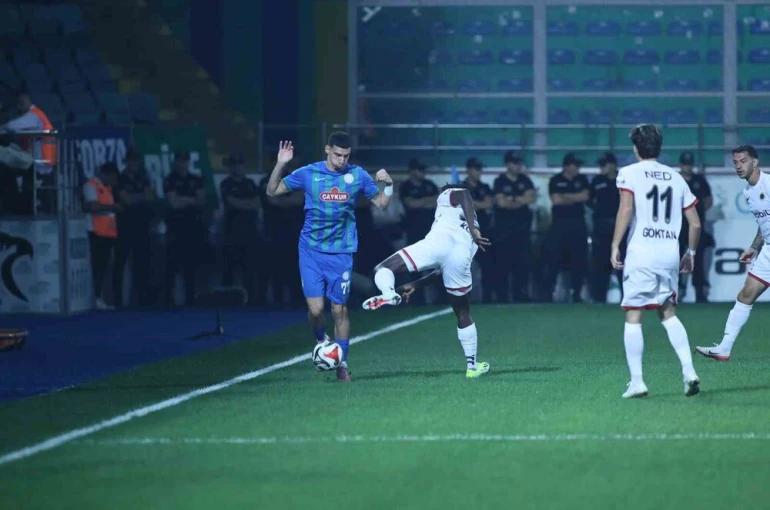 Trendyol Süper Lig: Çaykur Rizespor: 0 - Gençlerbirliği: 0 (İlk yarı)