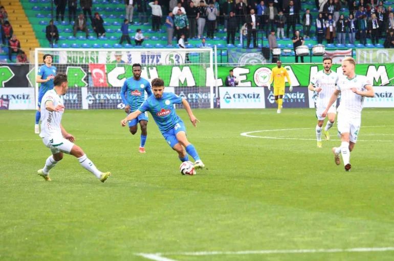 Trendyol Süper Lig: Çaykur Rizespor: 1 - Konyaspor: 1 (İlk yarı)