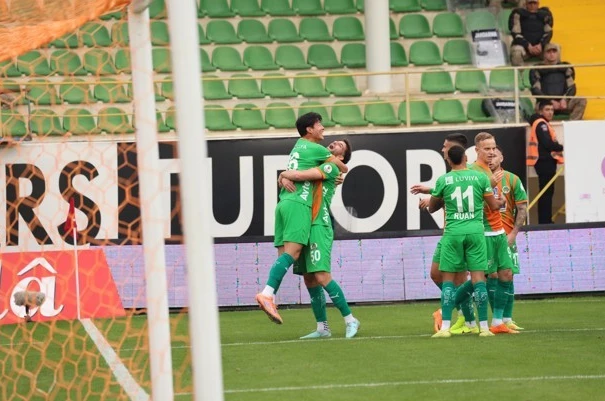 Trendyol Süper Lig: Corendon Alanyaspor: 1 - Fatih Karagümrük: 0 (İlk yarı)