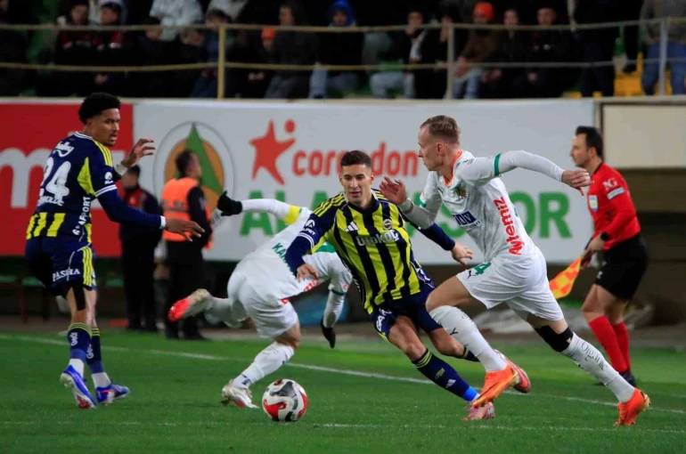 Trendyol Süper Lig: Corendon Alanyaspor: 2 - Fenerbahçe: 3 (Maç sonucu)
