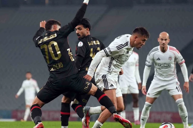 Trendyol Süper Lig: Fatih Karagümrük: 0 - Beşiktaş: 1 (İlk yarı)