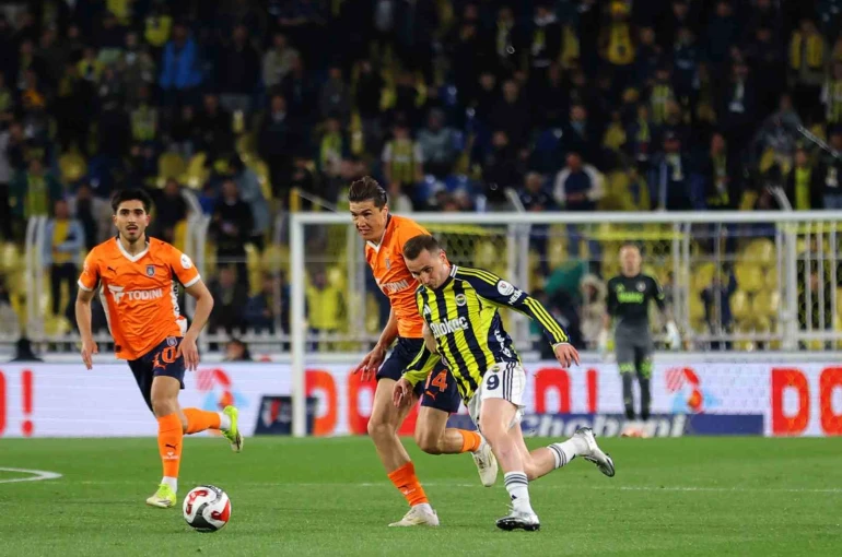 Trendyol Süper Lig: Fenerbahçe: 0 - RAMS Başakşehir: 0 (Maç devam ediyor)