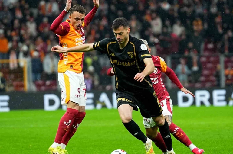 Trendyol Süper Lig: Galatasaray: 2 - Kayserispor: 0 (İlk yarı)