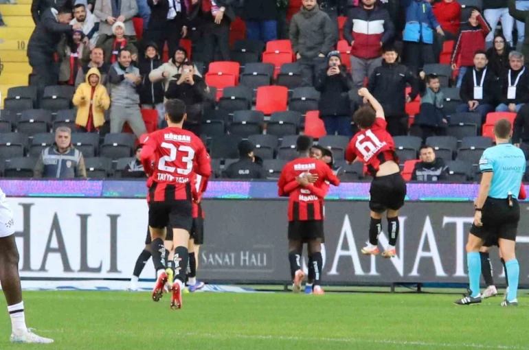 Trendyol Süper Lig: Gaziantep FK: 1 - Trabzonspor: 2 (İlk yarı)