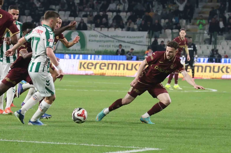 Trendyol Süper Lig: Konyaspor: 2 - Trabzonspor: 0 (İlk yarı)