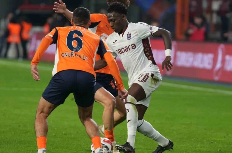 Trendyol Süper Lig: RAMS Başakşehir: 2 - Trabzonspor: 1 (İlk yarı)