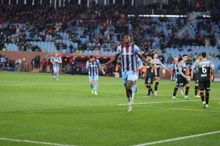 Trendyol Süper Lig: Trabzonspor: 1 - Fatih Karagümrük: 1 (İlk yarı)
